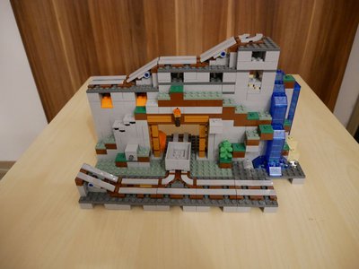 Review LEPIN 18032 - The Mountain Cave